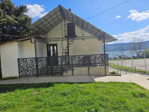 Casa Alba STr,Crizantemelor 17 - Accommodation - Orşova