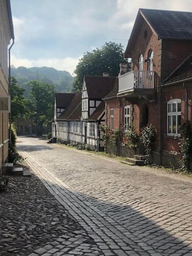 Idyllisk, historisk byhus ved fjorden i Mariager