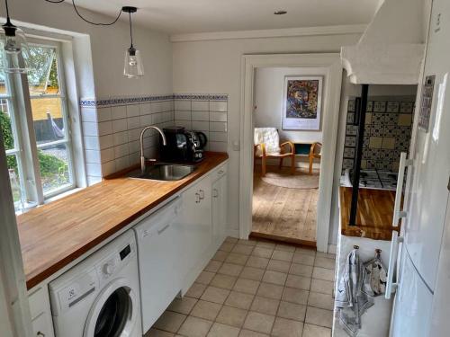 Kitchen, Idyllisk, historisk byhus ved fjorden i Mariager in Mariager