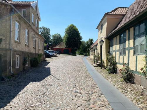 Surrounding environment, Idyllisk, historisk byhus ved fjorden i Mariager in Mariager
