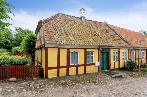 Idyllisk, historisk byhus ved fjorden i Mariager