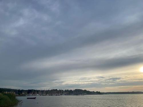 Idyllisk, historisk byhus ved fjorden i Mariager