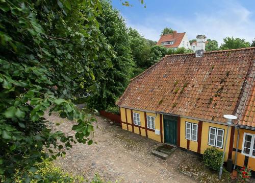 Idyllisk, historisk byhus ved fjorden i Mariager