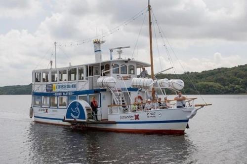 Idyllisk, historisk byhus ved fjorden i Mariager