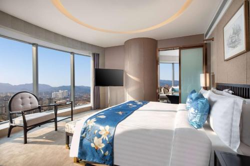 Suite, executive, deluxe