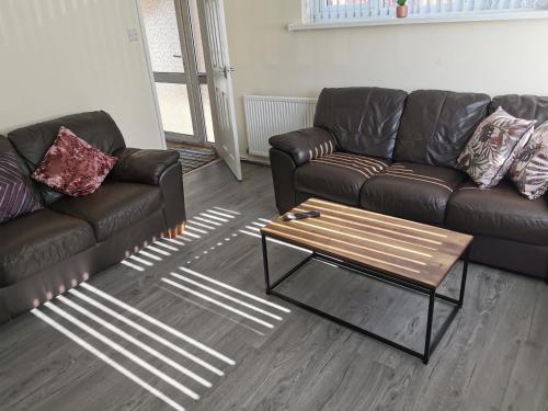 Stunning 3 Bedroom 5 beds House in Wolverhampton