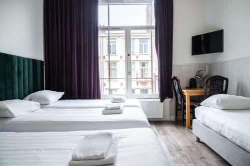 Standard Quadruple Room with Private Bathroom  image 1