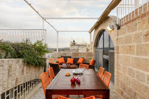 Old City Luxury Duplex with Rooftop by FeelHome - image 7