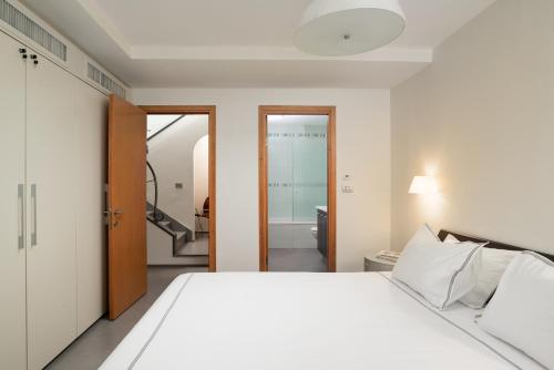 Old City Luxury Duplex with Rooftop by FeelHome - image 8