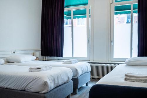 Standard Triple Room with Private Bathroom image 10