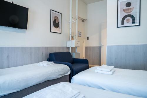Standard Triple Room with Private Bathroom image 8