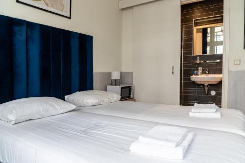Standard Triple Room with Private Bathroom image 3