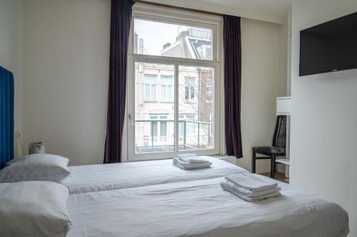 Standard Twin Room with Private Bathroom image 3