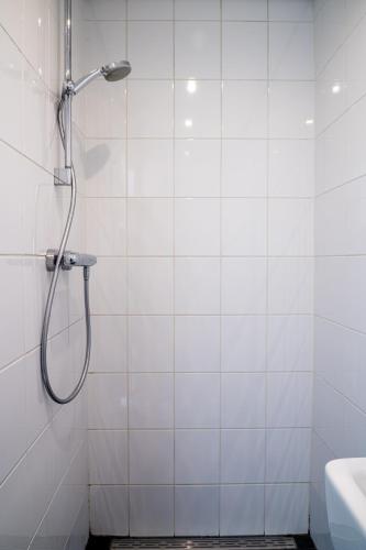 Standard Twin Room with Private Bathroom image 4