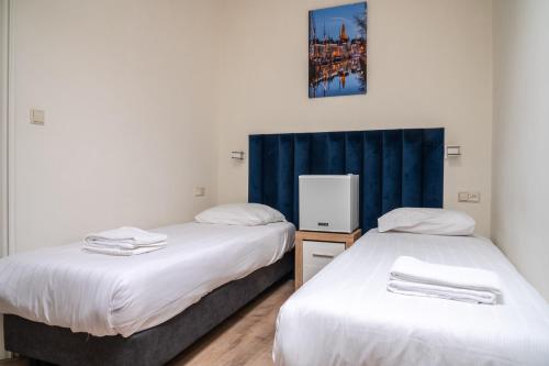 Small Twin Room image 8