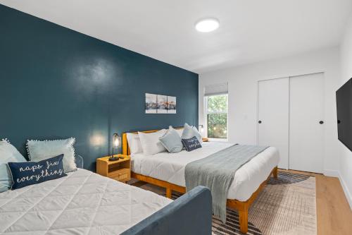 Luxurious Uptown Home - Mountain Views, Pool Table, Workspace, Parking!