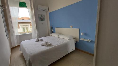 Standard Double Room image 3
