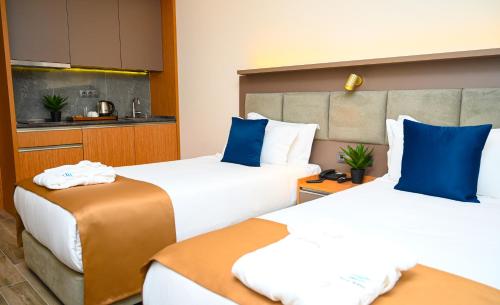 2 twin beds