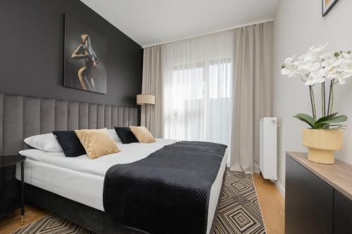 Cozy Apartment with Air Conditioner and Parking by Noclegi Renters, Varsovia