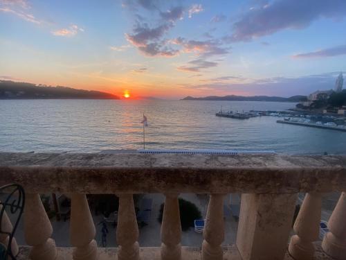 Double Room with Balcony and Sea View image 10