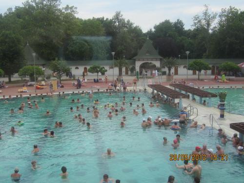 Baie în aer liber, Gyongyvirag Udulo – Mario Apartman in Harkany