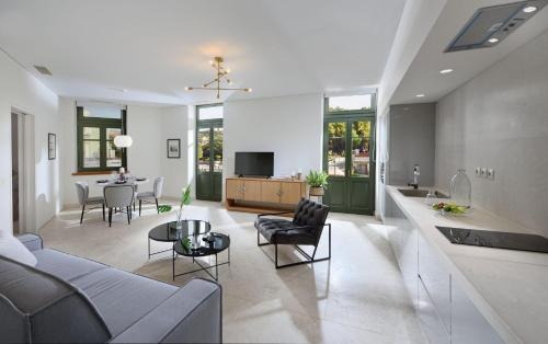 Charming Athens Villa | 1 Bedroom | Villa Kyoraku | Panoramic Acropolis View | Platia Agion Asomaton - image 4