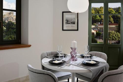 Charming Athens Villa | 1 Bedroom | Villa Kyoraku | Panoramic Acropolis View | Platia Agion Asomaton - image 3