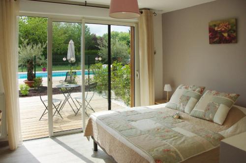 Chambre double, vue sur la piscine