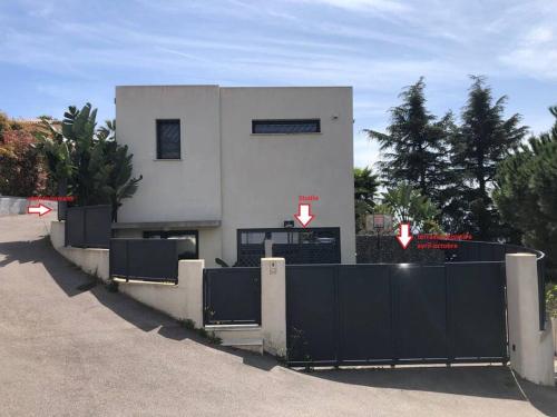 AmorePP Studio design près Stade Allianz Riviera (AmorePP Studio design pres Stade Allianz Riviera) in Saint-Isidore