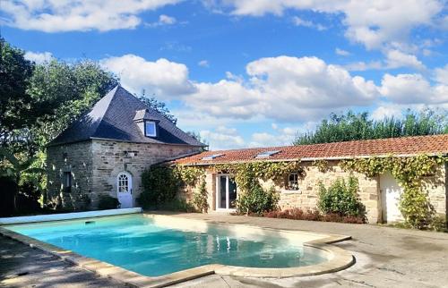 Villa spacieuse et piscine privée à Ploubezre gîte à louer Kerlouzouen