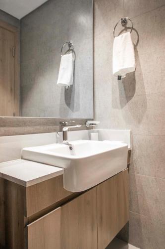 Luxury 1BR Getaway: Steps from Dubai Hills Park, Dubai (foto 10)
