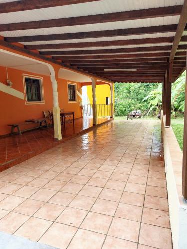 Balcony/terrace, Maison charmante a Pointe Noire, vue montagne, jardin prive in Pointe-Noire