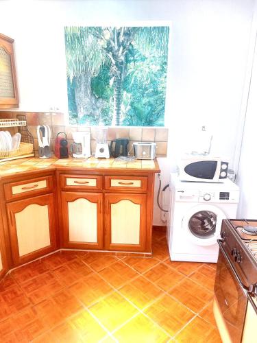 Kitchen, Maison charmante a Pointe Noire, vue montagne, jardin prive in Pointe-Noire