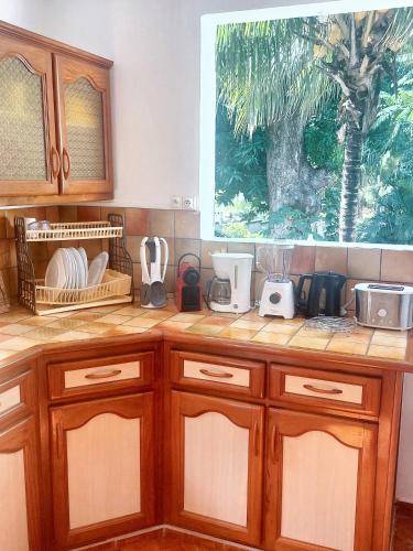 Kitchen, Maison charmante a Pointe Noire, vue montagne, jardin prive in Pointe-Noire