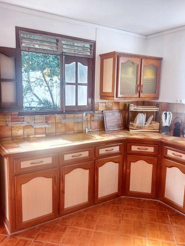 Kitchen, Maison charmante a Pointe Noire, vue montagne, jardin prive in Pointe-Noire