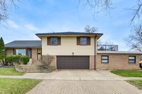Family-Friendly Villa Park Home 16 Mi to Chicago! in Villa Park, USA