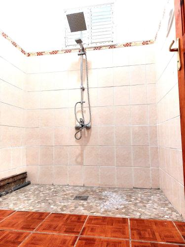 Shower, Maison charmante a Pointe Noire, vue montagne, jardin prive in Pointe-Noire