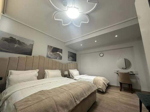 1 king bed, 1 twin bed