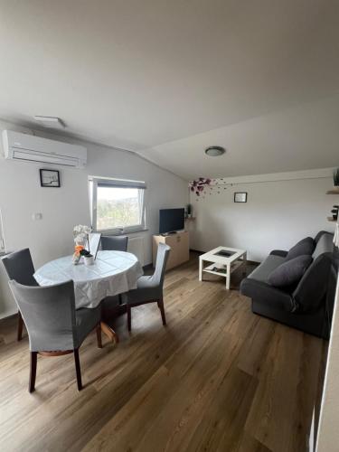 2 bedrooms, 4 beds
