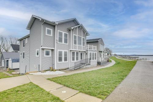 Waterfront Buckeye Lake House Deck and Views! in Hebron, USA