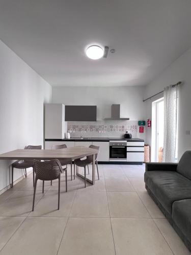 Sunshine Court Apartment No 3 - image 3