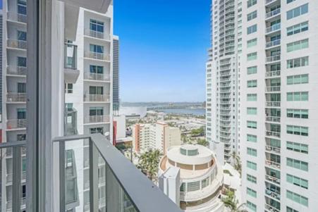 Aurora - Rooftop pool, Gym, Walk to Downtown & Brickell in Miami, USA