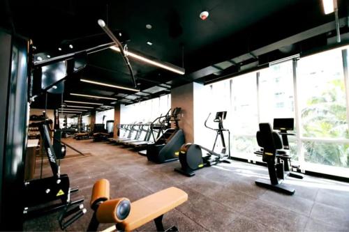 Aurora - Rooftop pool, Gym, Walk to Downtown & Brickell in Miami, USA
