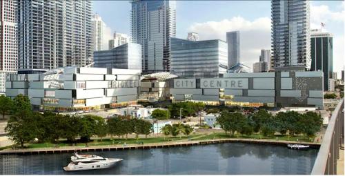 Aurora - Rooftop pool, Gym, Walk to Downtown & Brickell in Miami, USA