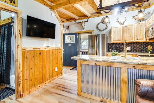 Serene and Cozy Studio Cabin Walk to Norfork Lake! thumb 4