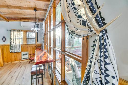 Serene and Cozy Studio Cabin Walk to Norfork Lake! detail