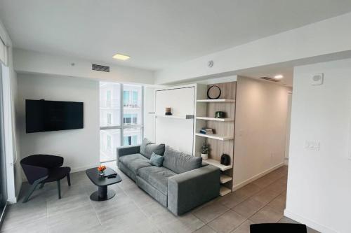 Explore Miamis Heat - Huge 1 bed POOL & GYM in Miami, USA