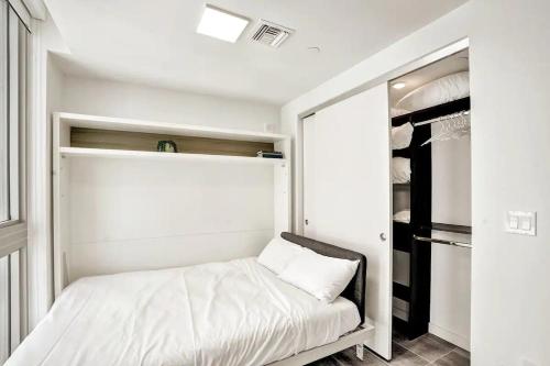 Futura - Rooftop pool, Gym, Walk to Downtown & Brickell in Miami, USA