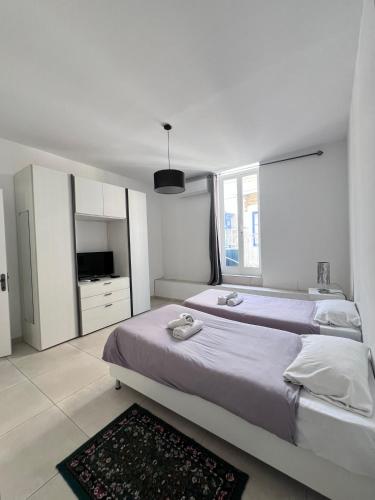 Sunshine Court Apartment No 1