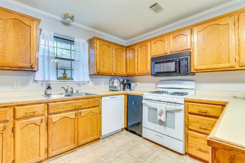 Pet-Friendly Conway Home 1 Mi to Hendrix College! in Conway, USA